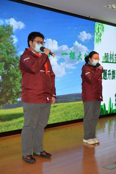 说明: 说明: K:\政教工作\活动汇总\2022.03.07“爱绿植绿护绿,共守青山绿水“植树节主题升旗仪式\照片\DSC_4871.JPG